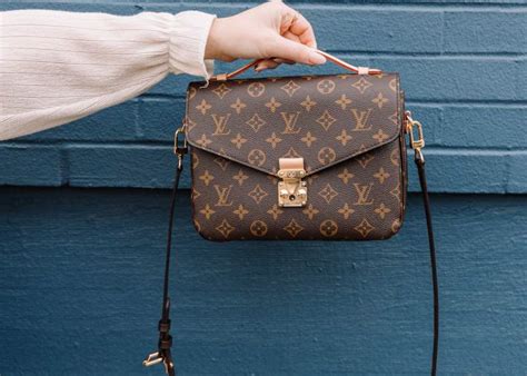 se äkta louis vuitton färgglad|5 sätt att se om en Louis Vuitton väska är äkta .